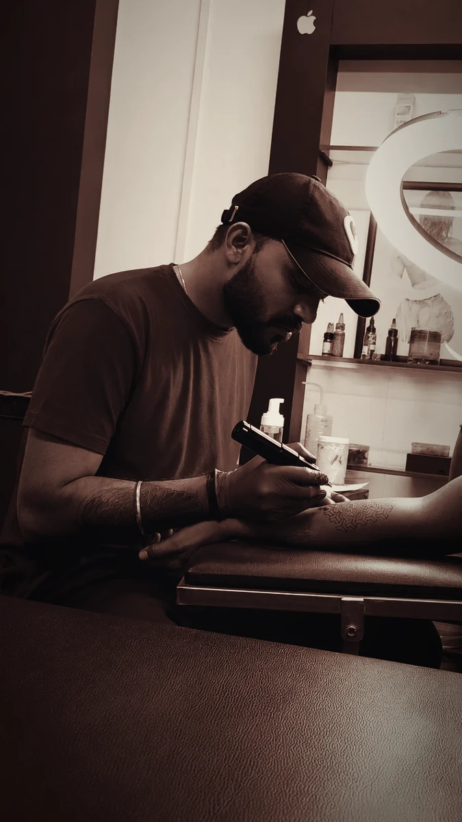 Sachin Parmar tattooing a client at Link2Ink, Gandhinagar